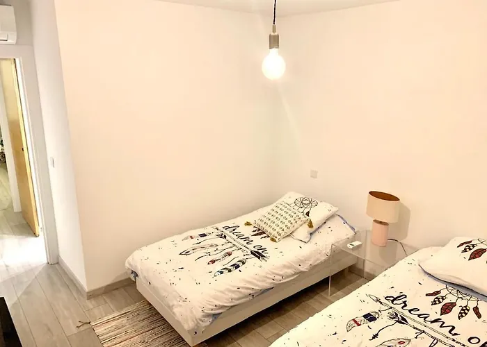 - 4 Persons - 10 Minutes To Beaches - Bright Appartement Menton