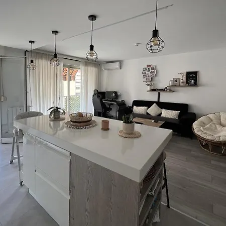 - 4 Persons - 10 Minutes To Beaches - Bright