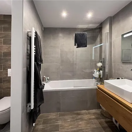 - 4 Persons - 10 Minutes To Beaches - Bright