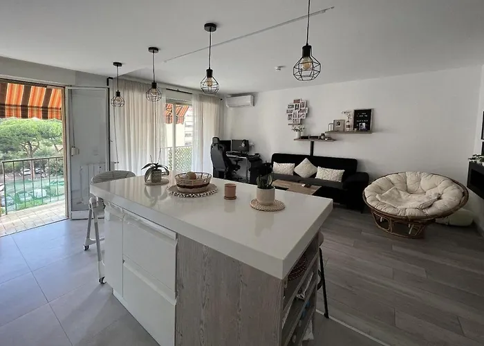 - 4 Persons - 10 Minutes To Beaches - Bright